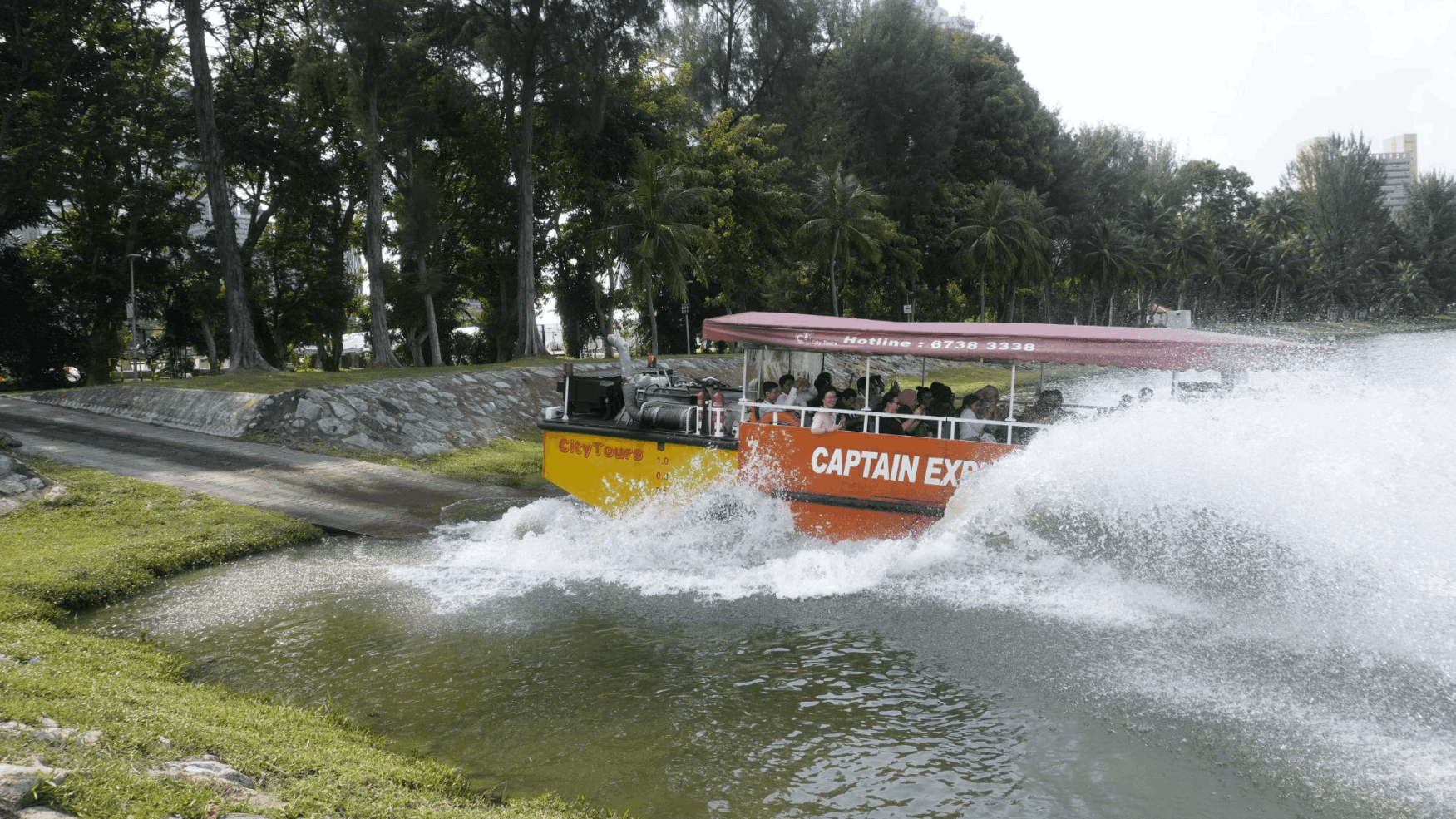 Captain Explorer DUKW Splash down at Marina Bay