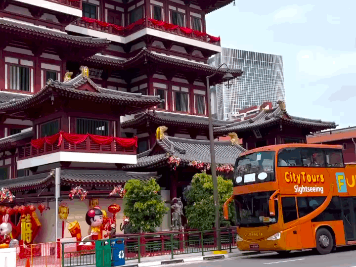 FunVee Open-top Big Bus at Chinatown Singapore