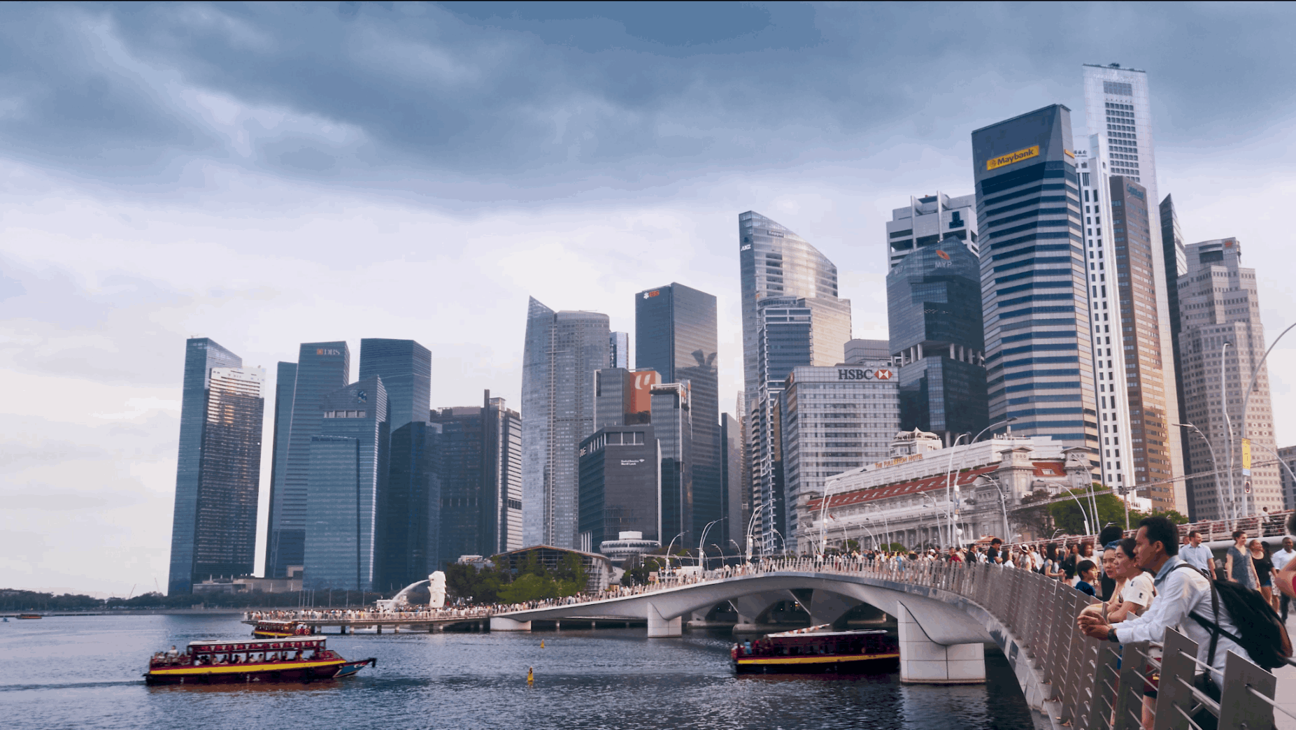 Merlion Park and Marina Bay skyline with river boats and waterfront views, a free sightseeing spot for budget travellers in Singapore.