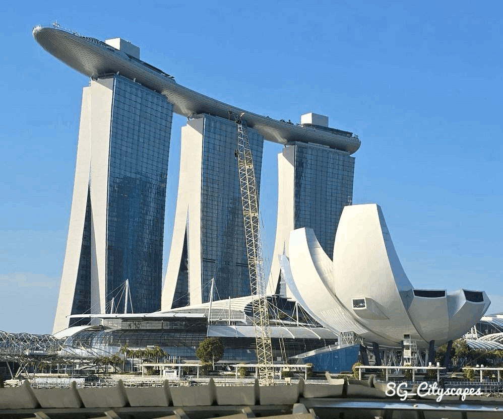 Marina Bay Sands and ArtScience Museum under blue skies in Singapore – a must-see landmark for visitors in September.